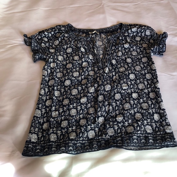 Max Studio Tops - Womens size XS Blue and White Max Studio Short Flutter Sleeve Blouse